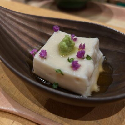 . 胡麻豆腐 材料はシンプルで出汁と葛粉と練り胡麻を 火にかけ…