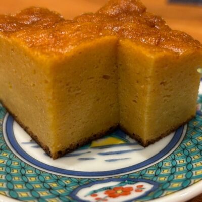 . 芝海老のカステラを作る工程です 大和芋をすりおろしてひたす…